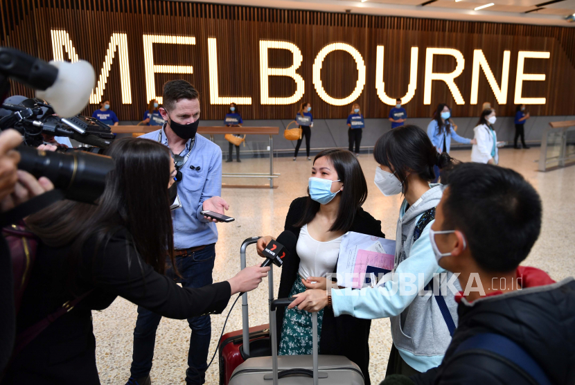  Penumpang tiba di Bandara Internasional Melbourne di Melbourne, Victoria, Australia, 21 November 2021. Australia mulai Sabtu (27/11/2021) memberlakukan pembatasan baru kepada pendatang yang telah berkunjung ke sembilan negara di Afrika.
