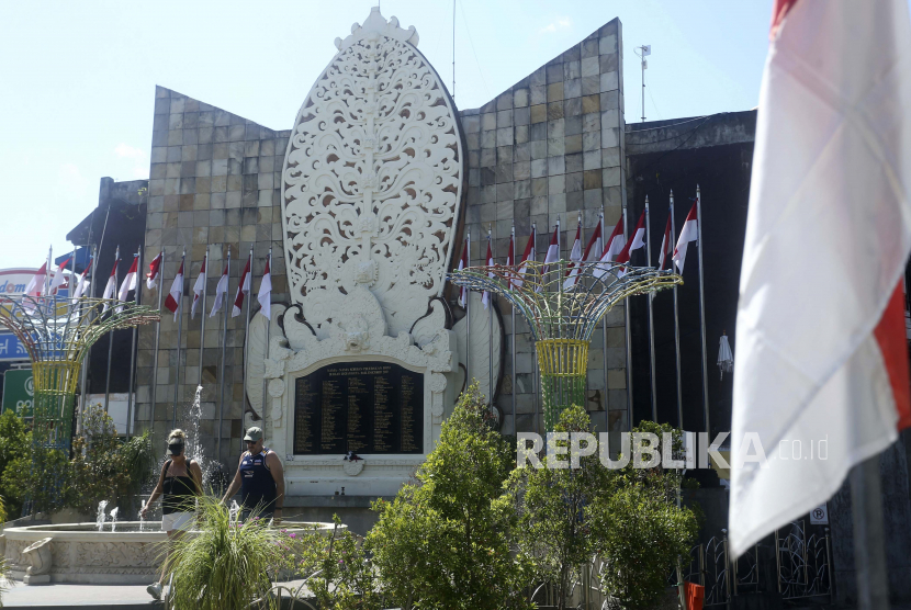 Turis mengunjungi Tugu Peringatan Bom Bali di Kuta, Bali, Indonesia pada Jumat, 19 Agustus 2022. PT PLN (Persero) memastikan sub sistem kelistrikan Bali dalam kondisi aman pascagempa.