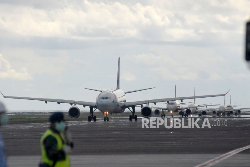 Sejumlah pesawat udara berada di kawasan Bandara Internasional I Gusti Ngurah Rai, Bali, Senin (23/3).Bandara Internasional I Gusti Ngurah Rai Bali melayani pemulangan warga negara Indonesia (WNI) yang menjadi pekerja migran.  