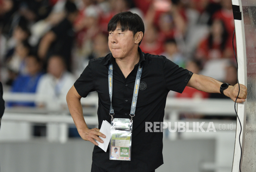 Indonesian national team coach Shin Tae Yong during the 2026 World Cup Qualifier match between Indonesia against Philippines at GBK Utama Stadium, Jakarta, Tuesday (11/6/2024).