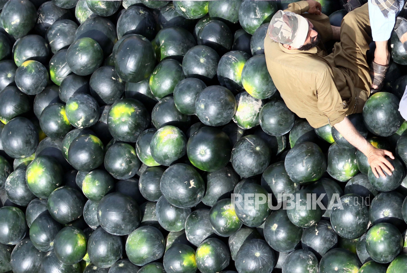 Pedagang menjual melon air di pasar buah dan sayur jelang bulan suci Ramadhan