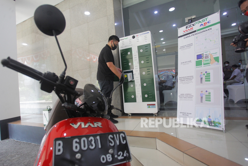 Petugas melakukan uji coba penggantian baterai sepeda motor listrik saat melakukan uji coba Stasiun Penukaran Baterai Kendaraan Listrik Umum (SPBKLU),  di Gedung Ditjen Ketenagalistrikan, Jakarta. Senin (31/8/2020). Uji coba alat penukaran baterai tersebut dapat merangsang masyarakat beralih kepada kendaraan listrik daripada motor BBM dan diharapkam pihak swasta banyak yang akan mendukung pendirian SPBKLU dapat terpasang di seluruh penjuru kota.. 