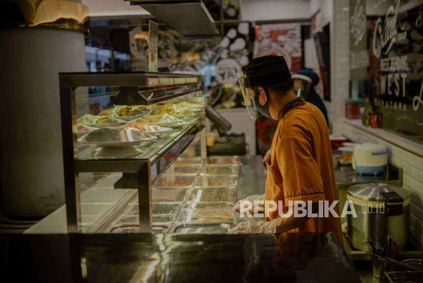 Pekerja menggunakan pelindung wajah saat beraktivitas di Mall Senayan City, Jakarta, Selasa (9/6). Mal di DKI Jakarta mulai beroperasi pada Senin (15/6) ini. Namun, para pengunjung yang diperbolehkan mendatangi mal tetap harus mematuhi protokol kesehatan. 