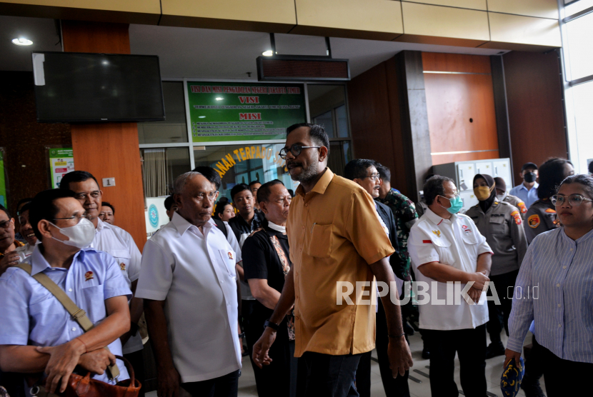 Terdakwa Direktur Eksekutif Lokataru Haris Azhar bersiap menjalani sidang di Pengadilan Negeri Jakarta Timur, Jakarta. (ilustrasi)