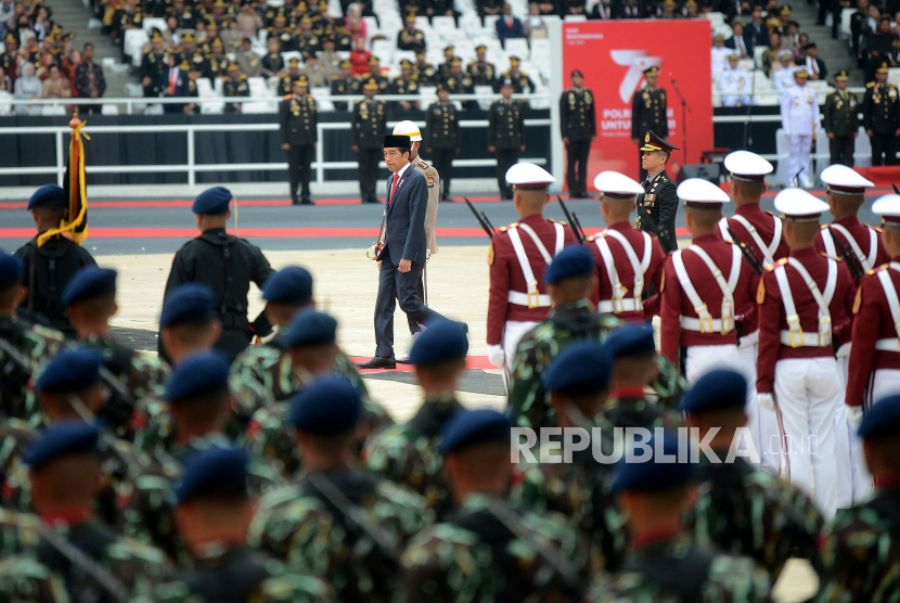 Presiden Joko Widodo memeriksa pasukan dalam upacara peringantan Hari Bhayangkara Ke-77 di Stadion Utama Gelora Bung Karno (SUGBK), Jakarta, Sabtu (1/7/2023). 