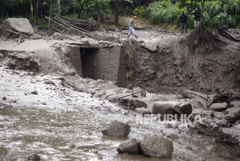 Warga mengamati kondisi pascabanjir bandang yang melanda Kampung Gunung Mas, Tugu Selatan, Cisarua, Kabupaten Bogor, Jawa Barat, Selasa (19/1/2021). Ilustrasi 