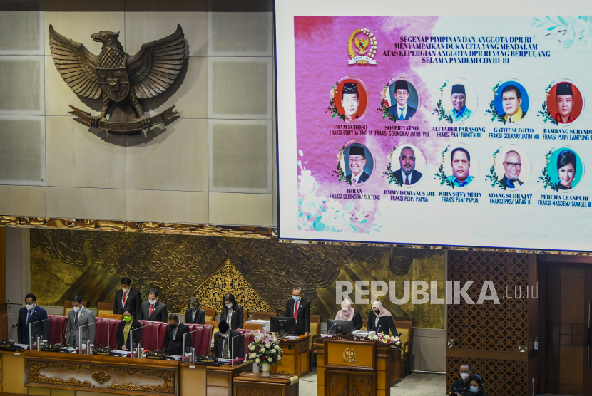 Ketua DPR RI Puan Maharani (kanan) menyampaikan pidato saat Rapat Paripurna peringatan HUT ke-76 di Gedung Nusantara II, Kompleks Parlemen, Senayan, Jakarta, Selasa (31/8/2021). Dalam Rapat Peripurna tersebut Ketua DPR RI menyampaikan pidato dalam rangka memperingati Hari Ulang Tahun ke-76 DPR RI serta menyampaikan laporan kinerja DPR RI tahun sidang 2020-2021. 
