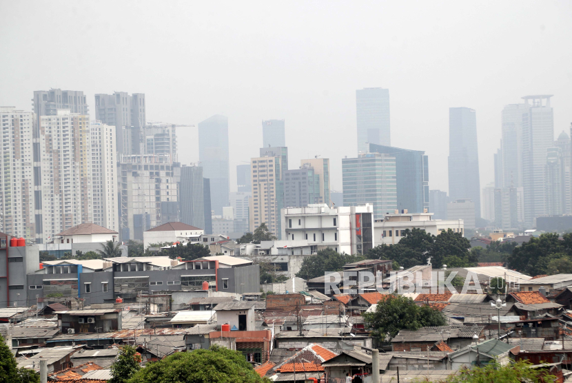 Suasana kabut polusi udara yang ada di Jakarta, beberapa waktu lalu.