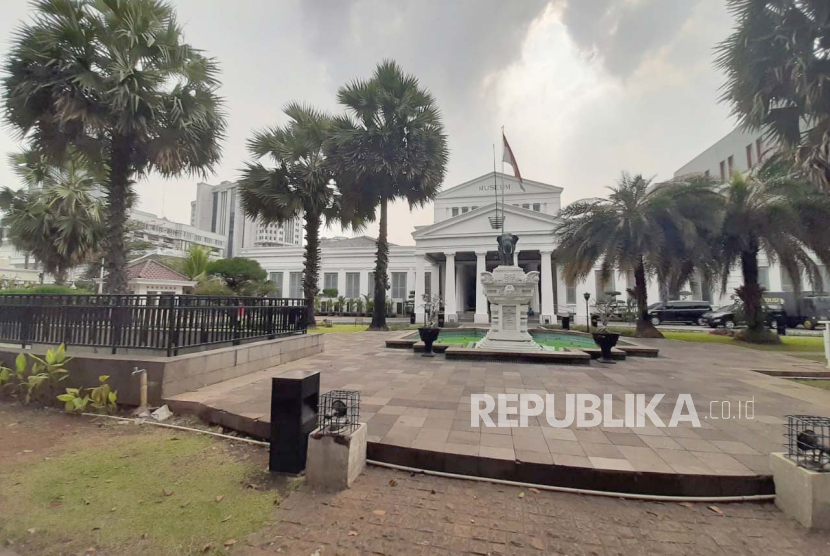 Kondisi Museum Nasional Indonesia (MNI) atau dikenal dengan Museum Gajah di Gambir, Jakarta Pusat. Polisi memeriksa sejumlah saksi dan kamera pengawas usut kebakaran Museum Nasional.