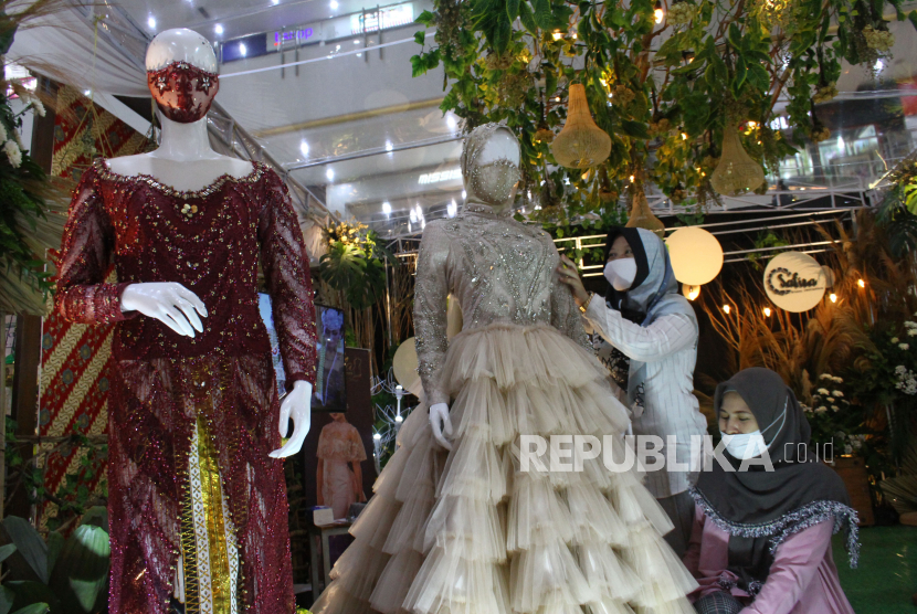 Banyak Gerai di Pusat Perbelanjaan Malang Raya Tutup. Foto: Pekerja menata busana pengantin yang dipajang dalam pameran jasa layanan pernikahan di Mall Olympic Garden (MOG) Malang, Jawa Timur,  Rabu (2/9/2020). Pameran yang diadakan selama 14 hari tersebut merupakan upaya untuk mendongkrak permintaan layanan pernikahan yang anjlok selama masa pandemi COVID-19