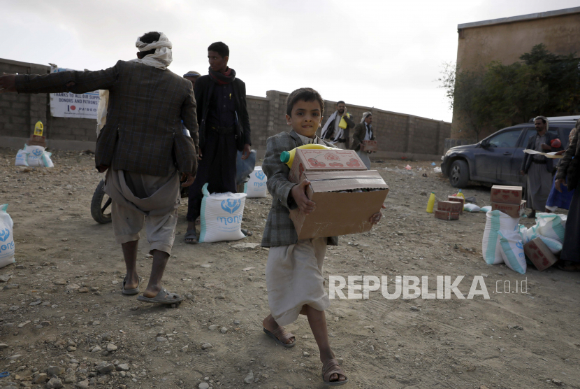Orang yang terkena dampak konflik mendapatkan jatah makanan darurat di tengah kerawanan pangan, di provinsi Amran, Yaman, 08 Desember 2022 (diterbitkan 12 Desember 2022). 