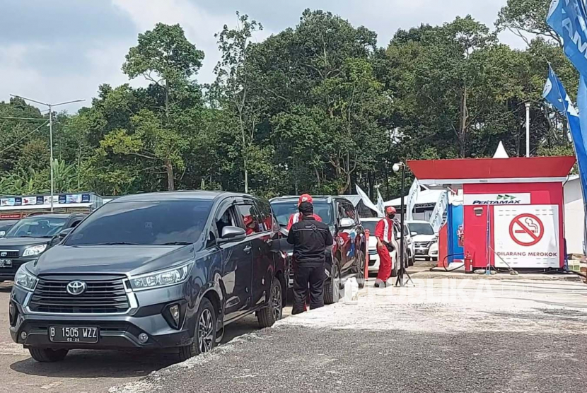 Suasana rest area fungsional KM 444 B tol Semarang- Solo di Tuntang, Kabupaten Semarang yang mulai dipadati oleh kendaraan arus balik, pada H+2 Lebaran 1444 Hijriyah, Senin (24/4/2023).