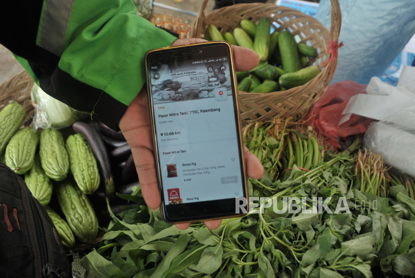 Pengemudi menunjukkan aplikasi Gojek tentang Pasar Mitra Tani atau Toko Tani Center Indonesia usai diluncurkannya kerja sama antara Kementerian Pertanian dan Gojek (ilustrasi).