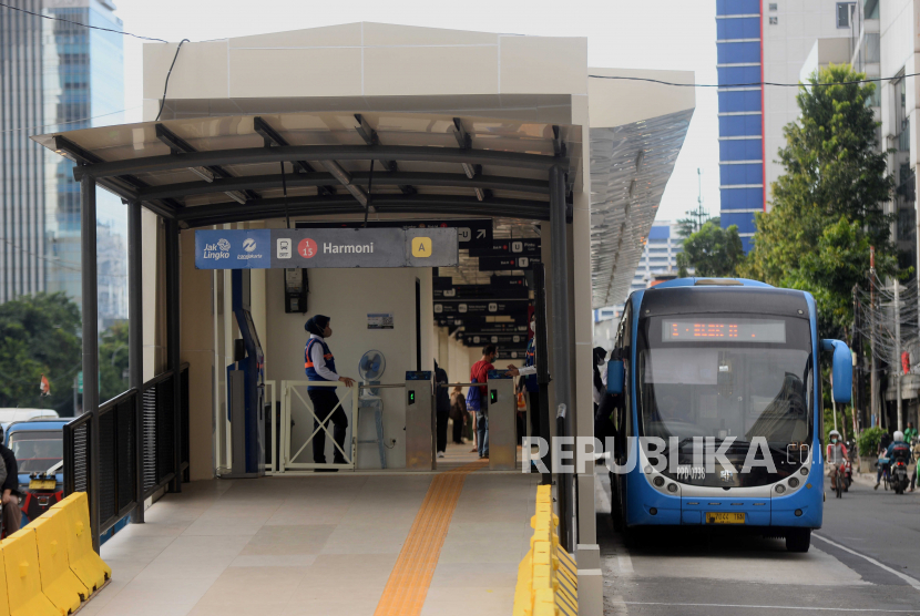 Bus Transjakarta mengangkut penumpang di Halte Harmoni sementara, Jakarta.
