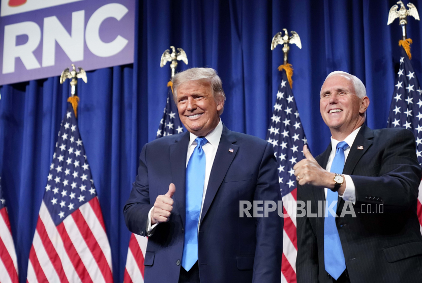  Presiden Donald Trump dan Wakil Presiden Mike Pence berdiri di atas panggung pada hari pertama Konvensi Nasional Partai Republik 2020 di Charlotte, N.C., Senin, 24 Agustus 2020. 