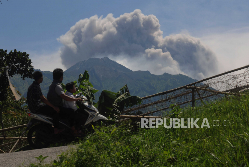 Pengendara melihat awan panas guguran Gunung Merapi dari Jalan Boyolali-Selo di Cepogo, Boyolali, Jawa Tengah, Sabtu (11/3/2023). Berdasarkan data pengamatan Balai Penyelidikan dan Pengembangan Teknologi Kebencanaan Geologi (BPPTKG) terjadi awan panas guguran pada (11/3/2023) pukul 12.12 WIB ke arah Kali Bebeng dan Krasak.