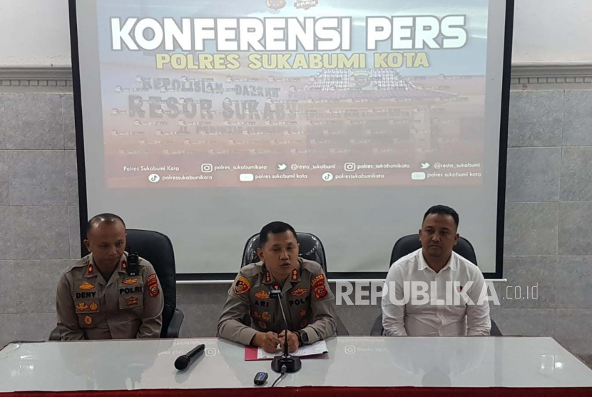 Kepala Polres (Kapolres) Sukabumi Kota AKBP Ari Setyawan Wibowo memberikan keterangan pers terkait penanganan kasus meninggalnya siswa SD di Kecamatan Sukaraja, Kabupaten Sukabumi, di Markas Polres Sukabumi Kota, Senin (22/5/2023). 