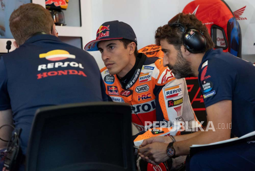 Pembalap MotoGP asal Spanyol dari tim Repsol Honda, Marc Marquez (tengah).