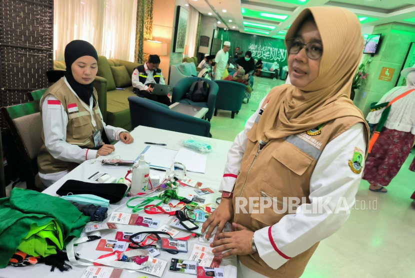 Kartu identitas, gelang identitas dan kartu ATM jamaah haji Indonesia yang hilang di Tanah Suci sebagian terkumpul di lobi Al Kiswah Towers Hotel, Sektor 8 Daerah Kerja (Daker) Makkah. Sabtu (17/6/2023).