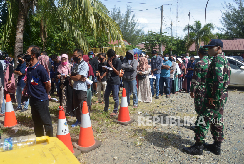 Sejumlah calon penumpang tujuan Pulau Sabang antri mengisi Form Surveilans Migrasi Pendataan Covid-19 di Pos Pemeriksaan Pelabuhan Penyeberangan Ulee Lheue, Banda Aceh, Aceh. (ilustrasi)