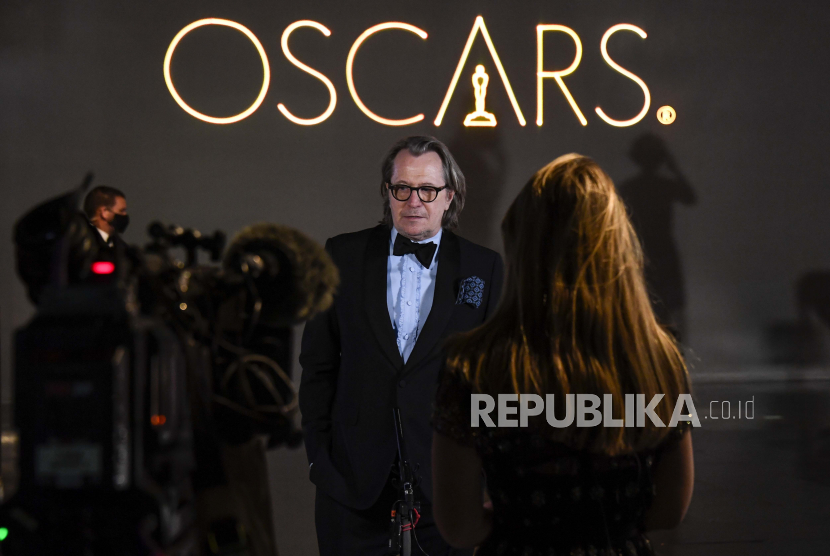 Gary Oldman diwawancarai saat tiba di pemutaran Oscar pada Senin, 26 April 2021 di London.