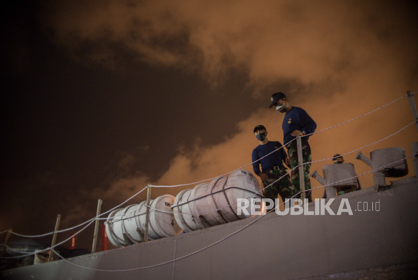 Personel TNI AL melakukan persiapan di Dermaga Pelabuhan JICT 2, Jakarta, Sabtu (9/1). Kegiatan tersebut untuk persiapan proses pencarian pesawat Sriwijaya Air SJ 182 yang hilang kontak di perairan Kepulauan Seribu. Republika/Thoudy Badai