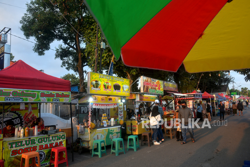 Pengunjung mengunjungi sentra kuliner di Pasar Sore Langenastran, Yogyakarta.