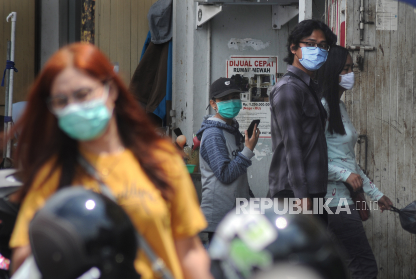 Sejumlah warga mengenakan masker saat beraktivitas diluar ruangan di Salatiga, Jawa Tengah, Rabu (1/4). Asosiasi Pemerintah Kabupaten Seluruh Indonesia (Apkasi) mengajak pemerintah daerah (pemda) menyiapkan program pendukung dari kebijakan stimulus yang telah diumumkan pemerintah pusat. Presiden Joko Widodo (Jokowi) mengumumkan, paket stimulus ekonomi senilai Rp 405,1 triliun untuk menangani wabah covid-19.