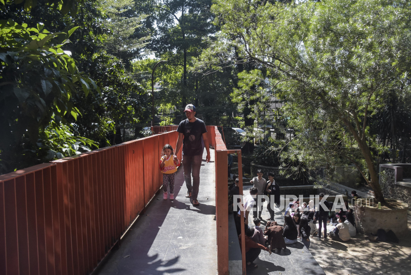Warga beraktivitas di kawasan Taman Lansia, Jalan Cisangkuy, Kota Bandung, Jawa Barat, Rabu (19/7/2023). Taman yang menawarkan pemandangan dan sensasi hutan di tengah kota tersebut menjadi destinasi wisata alternatif yang ramai dikunjungi masyarakat saat libur tahun baru Islam 1445 H.
