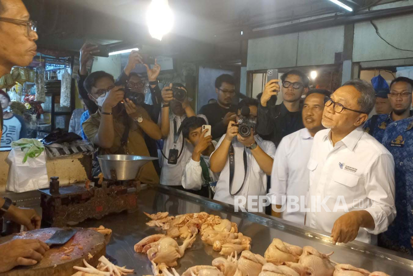 Menteri Perdagangan Zulkifli Hasan melakukan pengecekan harga bahan pokok di Pasar Anyar, Kecamatan Bogor Tengah, Kota Bogor, Senin (18/3/2024). 