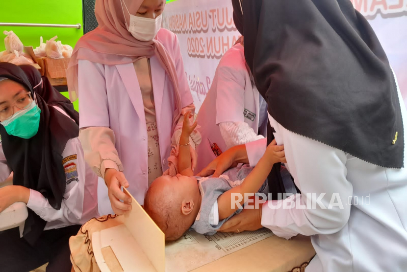 Pemeriksaan bayi. Kepala Badan Kependudukan dan Keluarga Berencana Nasional (BKKBN), Hasto Wardoyo mengungkapkan angka stunting di Provinsi Jawa Timur turun menjadi 19,2 persen pada 2022.