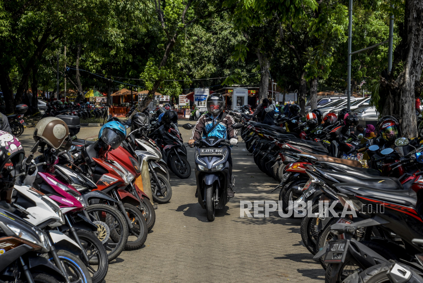 Pengendara motor melintas di area parkiran IRTI, Monas, Jakarta, Rabu (9/9). Pemerintah Provinsi DKI Jakarta menaikan pajak parkir yang semula sebesar 20 persen menjadi 30 persen yang tercantum dalam perubahan Peraturan Daerah (Perda) Nomor 16 Tahun 2010 tentang Pajak Parkir. Republika/Putra M. Akbar