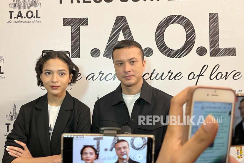 Aktris Putri Marino dan aktor Nicholas Saputra dalam jumpa pers film TAOL (The Architecture of Love) di Jakarta Selatan, Jumat (20/10/2023). 