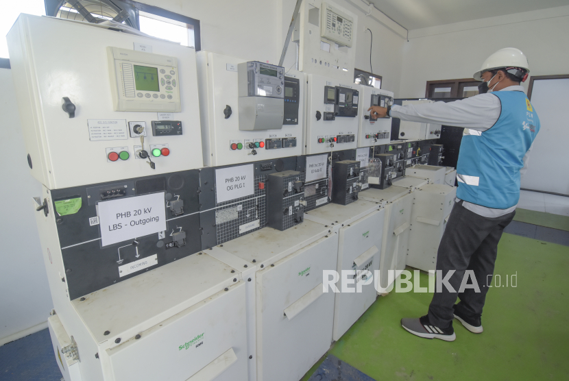 Petugas PLN berada di ruang kontrol gardu hubung Mandalika di Pertamina Mandalika International Street Circuit, KEK Mandalika, Kecamatan Pujut, Praya, Lombok Tengah, NTB.PT PLN (Persero) siap memberikan layanan listrik tanpa kedip untuk mendukung pelaksanaan tes pramusim MotoGP yang akan digelar di Sirkuit  Mandalika, Lombok Tengah, Nusa Tenggara Barat pada 11 - 13 Februari 2022. 