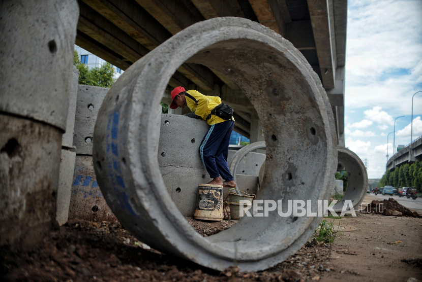 Pekerja menyelesaikan proyek galian sumur resapan ilustrasi. Pemerintah Kota Jakarta Timur membangun sebanyak 200 sumur resapan di setiap kecamatan untuk mengantisipasi banjir pada musim hujan.