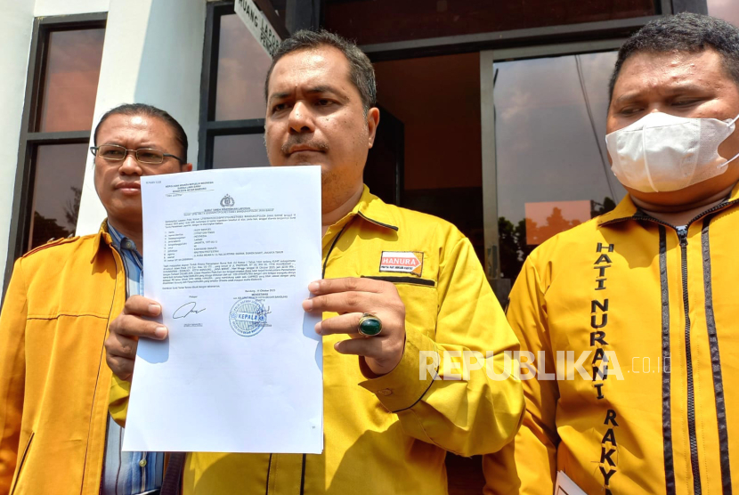 Ketua LBH DPP Partai Hanura Rudi Imanuel Saragih melaporkan oknum berinisial ES yang mencatut nama partai dan mendeklarasikan dukungan kepada Prabowo Subianto ke Polrestabes Bandung, Rabu (11/10/2023). 