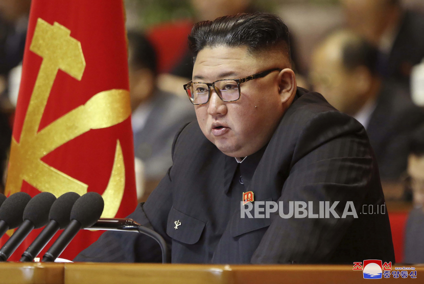 Pemimpin Korea Utara Kim Jong Un memecat menteri ekonomi Kim Tu Il yang baru sebulan menjabat.