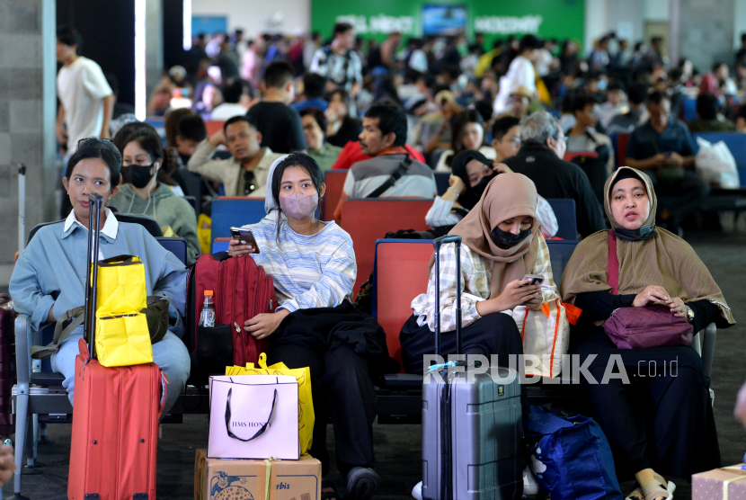 Calon penumpang pesawat menunggu jadwal keberangkatan di Terminal Domestik Bandara Internasional I Gusti Ngurah Rai, Badung, Bali, Ahad (7/4/2024). Pengelola Bandara Bali memperkirakan puncak arus mudik di bandara tersebut terjadi pada Minggu (7/4) dengan jumlah penumpang mencapai sekitar 70.000 orang. 