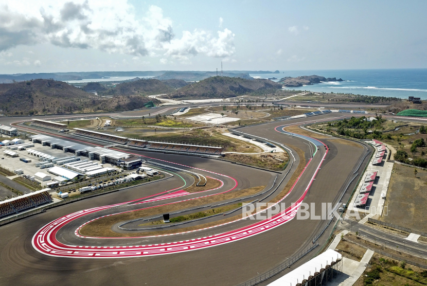 Foto udara tikungan 16 Pertamina Mandalika International Street Circuit yang telah selesai dicat di Kuta Mandalika, Praya, Lombok Tengah, NTB, Selasa (3/10/2023). Ajang balapan MotoGP 2023 seri 15 di sirkuit Mandalika dengan nama resmi Pertamina Grand Prix of Indonesia akan berlangsung pada 13-15 Oktober 2023.  