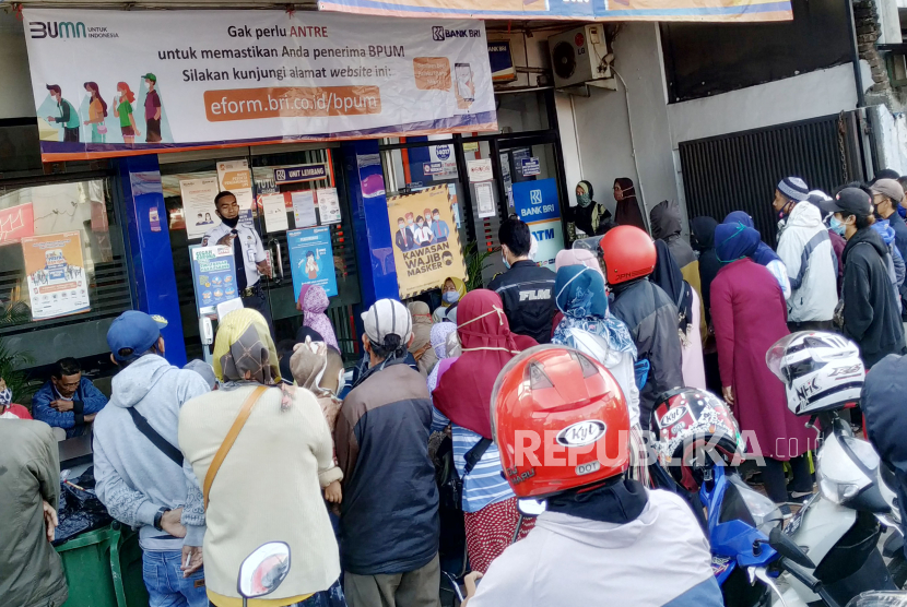 Antrean warga penerima Bantuan Produktif Usaha Mikro (BPUM) di Bank Rakyat Indonesia (BRI), Kecamatan Lembang, Kabupaten Bandung Barat, Kamis (22/10). Untuk menghindari membludaknya warga, antrean pun dibatasi dan petugas selalu mengingatkan warga agar tetap memperhatikan protokol kesehatan.