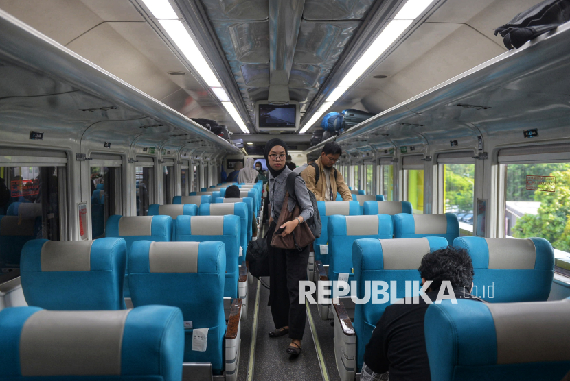 Penumpang mencari nomor kursi dalam gerbong kereta di Stasiun Gambir, Jakarta, Selasa (17/3/2026). Berdasarkan data KAI Daop 1 Jakarta per 17 Maret 2026 pukul 18.00 WIB, jumlah penumpang yang berangkat dari Stasiun Gambir mencapai 18.250 orang atau mengalami kenaikan sebesar 4,4 persen. 