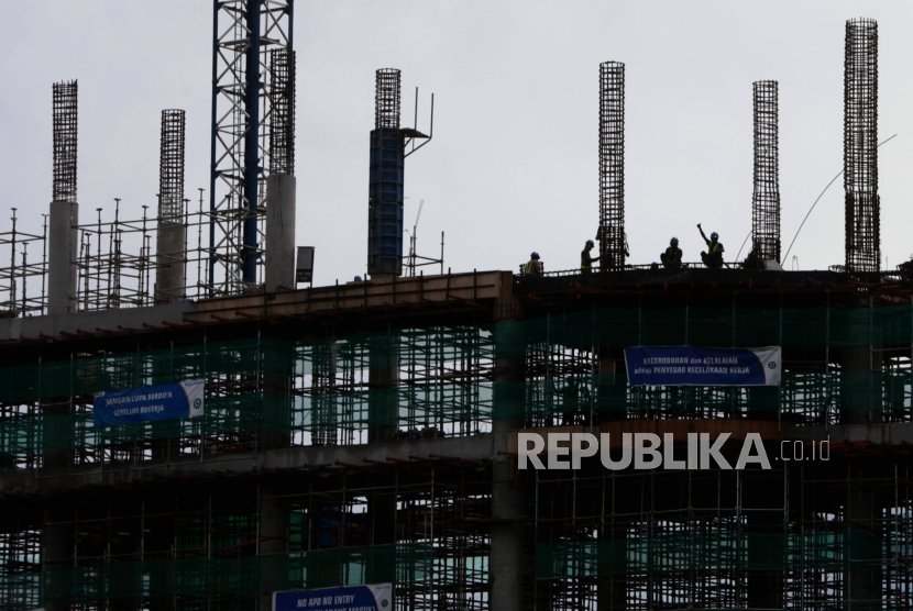 Ekonom Universitas Brawijaya Malang, Hendi Subandi, mengatakan bahwa rasio utang luar negeri Indonesia masih tergolong aman karena digunakan untuk pembangunan infrastruktur. (ilustrasi)