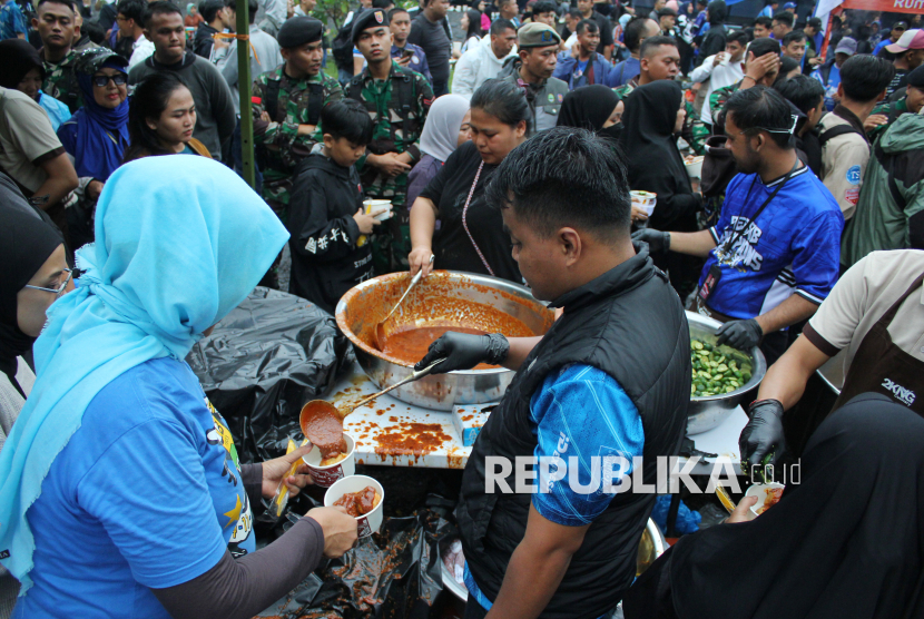 Antrean masyarakat dan para Bobotoh Persib saat acara Masak Besar Bobotoh bersama konten kreator Bobon Santoso dalam rangka perayaan gelar juara Persib Bandung di Liga 1 musim ini, di Lapangan Saparua, Kota Bandung, Rabu (21/5/2025). Dalam acara tersebut sebanyak enam ribu porsi batagor khas Bandung dihidangkan untuk bobotoh dan masyarakat.
