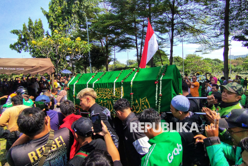 Sejumlah keluarga dan kerabat  mengangkat keranda jenazah Affan Kurniawan (21) saat akan dimakamkan di TPU Karet Bivak, Jakarta, Jumat (29/8/2025).