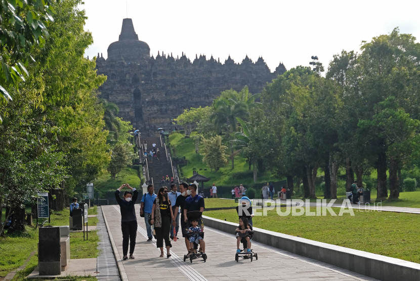 Sejumlah pengunjung berwisata di kompleks Taman Wisata Candi (TWC) Borobudur, Magelang, Jateng (ilustrasi)