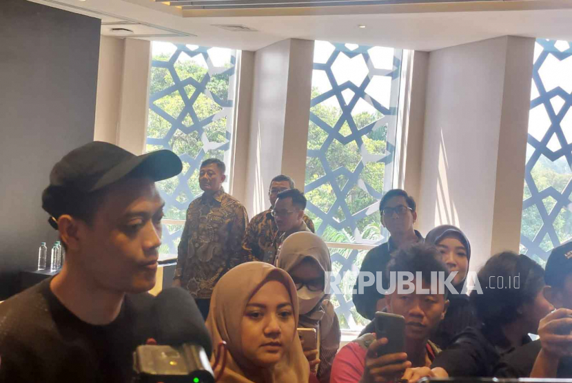 Kurnia Meiga dan istri Azizah Hermansyah dalam konferensi pers usai bertemu Ketua Umum PSSI Erick Thohir di Menara Danareksa, Jakarta, Rabu (5/7/2023). 