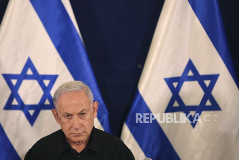 Israeli Prime Minister Benjamin Netanyahu attends a press conference with Defense Minister Yoav Gallant and Cabinet Minister Benny Gantz in the Kirya military base in Tel Aviv, Israel, Saturday, Oct. 28, 2023. 