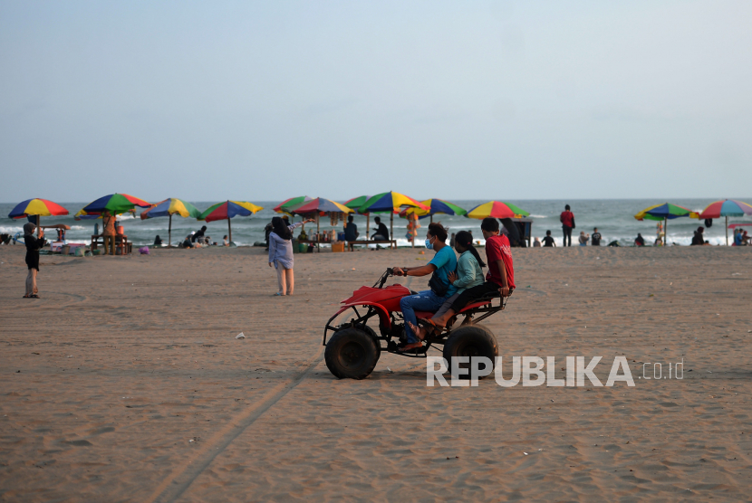 Wisatawan menyewa kendaraan ATV untuk berkeliling di Pantai Parangtritis, Bantul, Yogyakarta.