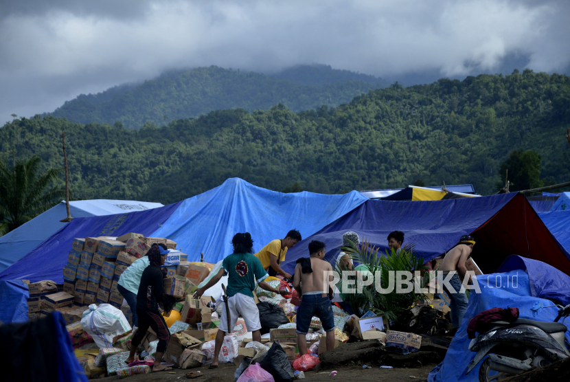 Warga korban banjir bandang bersama relawan mengatur bantuan logistik di sekitar pengungsian Perbukitan Desa Meli, Kecamatan Baebunta, Kabupaten Luwu Utara, Sulawesi Selatan, Senin (20/7/2020). Jumlah pengungsi korban banjir bandang hingga saat ini mencapai 14.483 jiwa dengan tersebar di sejumlah wilayah terdampak seperti Masamba 7.748 jiwa, Baebunta 5.808 jiwa dan Sabbang 927 jiwa. ANTARA FOTO/Abriawan Abhe/wsj.