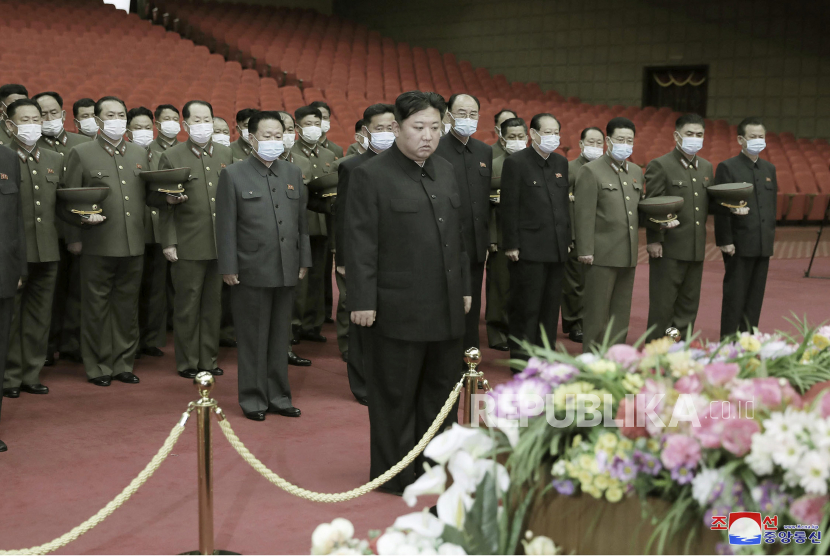 Dalam foto yang disediakan oleh pemerintah Korea Utara ini, pemimpin Korea Utara Kim Jong Un mengunjungi makam Marsekal Tentara Rakyat Korea Hyon Chol Hae di Pyongyang, Korea Utara Jumat, 20 Mei 2022. 